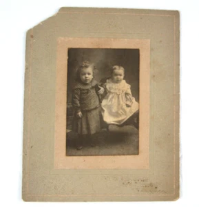 1900 H.E. Peagam Cabinet Card CDV Card Neonato Bambino Fratelli Tenendosi per mano - Foto 1 di 4