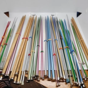 Posten Stricknadeln verschiedene Größen Kunststoff und Holz ca. 72 Nadeln - Bild 1 von 7