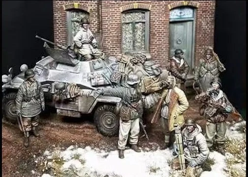 Modellbau 1/35       8  Resin Figuren mit einem Satz Gerödel - Bild 1 von 1