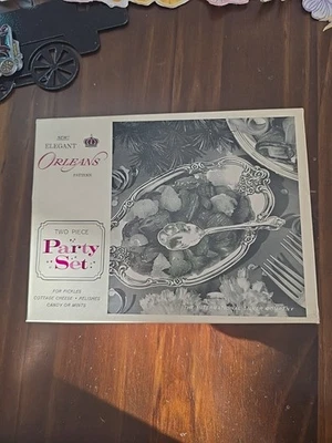Elegante Set de Fiesta Bandeja Plateada Dos Piezas Patrón Orleans Internacional PLATA PROFUNDA Foto 1 de 4