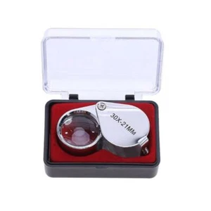 LOUPE DE POCHE X30 DANS SA BOITE VELOUR ROUGE MONNAIE POINCON BROCANTE OR 30x - Foto 1 di 1