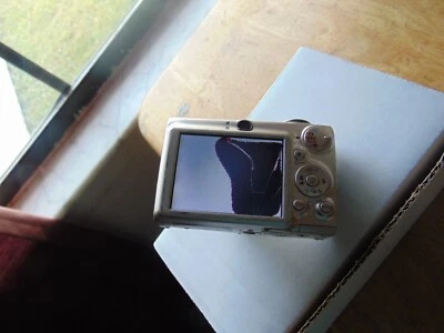 Canon Powershot SD550 & Battery- No Accessory - Broken LCD but Camera Works - Imagem 1 de 4