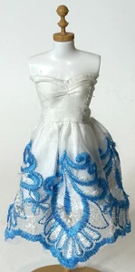 Barbie CLONE Vestido Sin Tirantes Estampado Bordado Azul Y Blanco Sin Etiqueta - Imagen 1 de 3