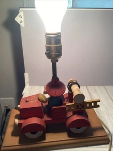 Vintage 1972 Holz Krankenschwester Kinderzimmer Lampe mit Original Schirm Feuerwehrauto funktioniert - Bild 1 von 17