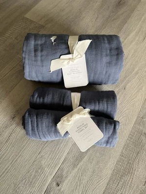 Juego de manta y toallas Pottery Barn Baby de dos tonos de muselina azul Foto 1 de 4