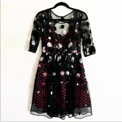 VESTIDO DE VACACIONES TRACY REESE LOY ESTELLA PUNTO ROJO CON SUPERPOSICIÓN DE LENTEJUELAS NEGRAS 2P  Foto 1 de 4