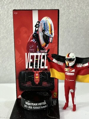 Figura 1/43 Sebastian Vettel Ferrari con bandera Fórmula 1 + Podium - Imagen 1 de 4