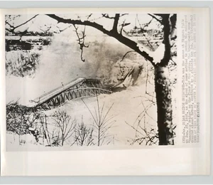 NIAGARA FÄLLT Eisenbahnbrücke stürzt bei Schnee ein 1963 Pressefoto - Bild 1 von 2