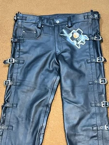 Herren Echtlederhose mit seitlichen Schnallen - Slim Fit Bikerhose für Herren - Bild 1 von 9