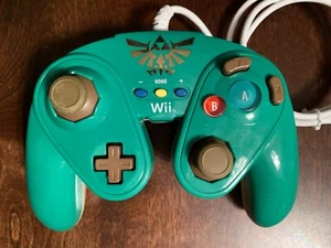 Nintendo Wii U Legend of Zelda LINK Wired Controller FIGHT PAD Green / Gold - Bild 1 von 6