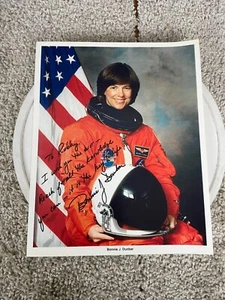 Foto autógrafa firmada vintage de la astronauta de la NASA Bonnie Dunbar de 10"x8,5" - Imagen 1 de 4
