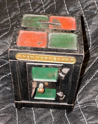 Banco de monedas de hierro fundido de colección llave segura NYC New York Bank Foto 1 de 4