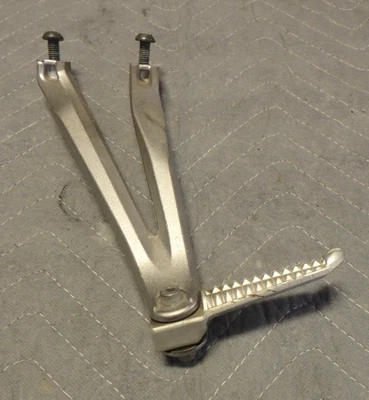 YAMAHA R1 04-06, MONTAJE ESTRIBO TRASERO IZQUIERDO OEM - 5VY-2741L-01-00 Foto 1 de 4