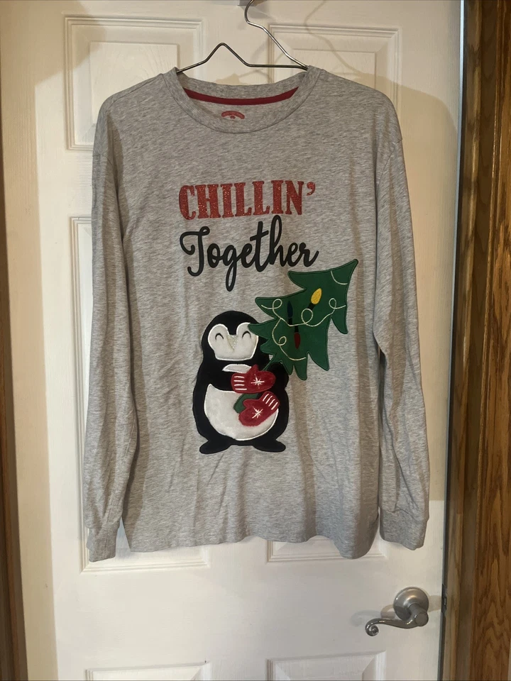 Top Unisex Holiday Time L Navidad Chillin Juntos Pingüino y Árbol Manga Larga Foto 1 de 4