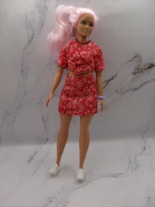 Barbie Fashionista bambola 151 capelli rosa curvy bandana vestito gonna crop top - Foto 1 di 7