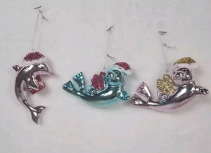 3 Ornamenti Holiday Time - Delfino e Sigilli - Blu e Rosa con Cappelli di Babbo Natale - Foto 1 di 9