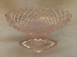 Salero abierto de vidrio rosa pálido ovalado - Pedestal - Patrón de diamante - 3" x 1 3/4" - Imagen 1 de 8