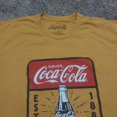 Camiseta gráfica Coca-Cola para hombre grande dorada amarilla bebida ESTD 1886 botella camiseta Foto 1 de 4