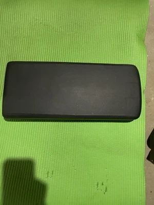 Cadillac DTS 2006-2012 consola central trasera tapa reposabrazos y bisagra negro limpio Foto 1 de 4