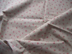 COUPON DE TISSU PETITES FLEURS FINES RAYURES BEIGE FOND BLANC - TIS 112 - Photo 1/2