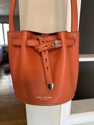 Bolsa balde de couro MARC JACOBS - Imagem 1 de 4