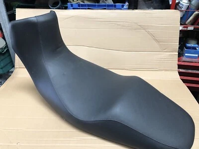 GENUINE TRIUMPH TIGER 1050 2007-12 COMPLETE SEAT SADDLE T2300669 - Изображение 1 из 4