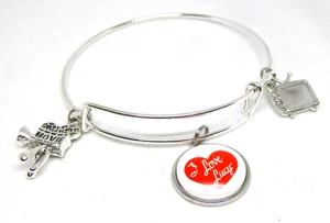 Brazalete con dije inspirado en I Love Lucy - Imagen 1 de 1
