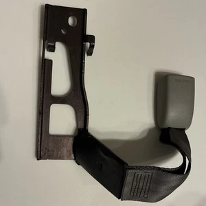 2001-2007 TOYOTA HIGHLANDER Hybrid OEM Rear Center Seat Belt Buckle Gray - Picture 1 of 2