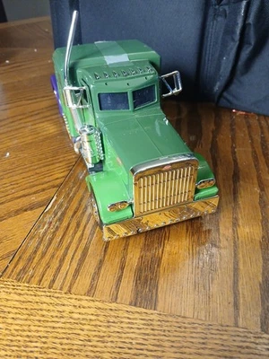 Литой под давлением грузовик Peterbilt 379 1992 Marvel Avengers Hulk 1:24 No35179 Jada Toys - Изображение 1 из 4