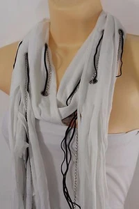 Collana donna moda bianca sciarpa morbida argento frange nere metallo palline pelose - Foto 1 di 9