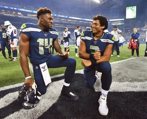 Russell Wilson D.K Metcalf Seattle Seahawks UNSIGNED 8X10 Photo - Picture 1 of 1