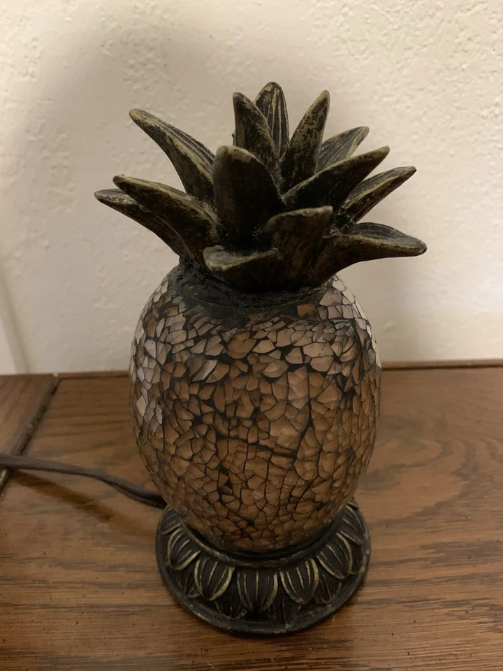 Lámpara decorativa de mesa de mosaico de piña de resina de 7" de altura Foto 1 de 4