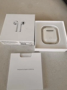 Apple AirPods 1st Generation Headphones with Charging Case - Original In Box - Zdjęcie 1 z 10