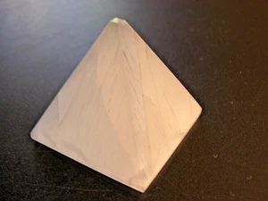 Selenite crystal pyramid 2-2.5" - Picture 1 of 4
