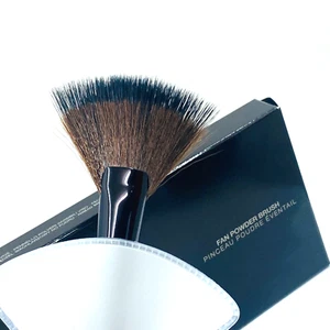 LAURA MERCIER FAN POWDER BRUSH  ~~ HOLIDAY SALE - NIB - Picture 1 of 15