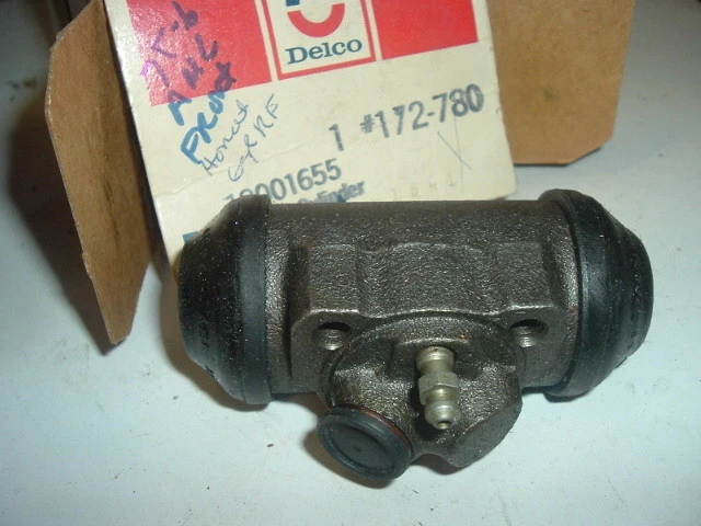 1975 -6 Gremlin Hornet front brake cyl - Image 1 of 1