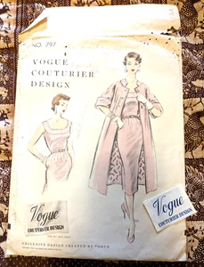 Vintage 1954 Vogue Couturier Design 797 Kleid & Mantel mit Etikett Büste 34 Hüfte 37 - Bild 1 von 5