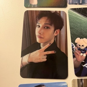 Álbum de tarjetas fotográficas oficial de Bangchan Stray Kids 'KARMA' - Imagen 1 de 2