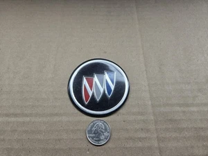 Buick OEM Negro 2 5/8" Tri Escudo Emblema Insignia Logo Placa de identificación Nombre Insignia  - Imagen 1 de 3