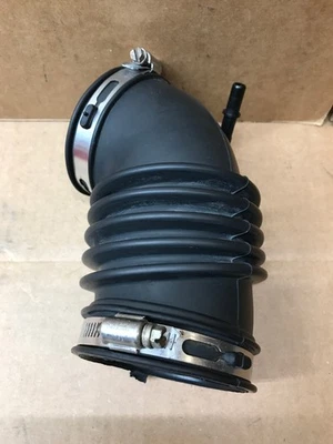 2007 Chevrolet Uplander 3.9L engine air cleaner outlet duct intake hose 15102747 - Image 1 of 4