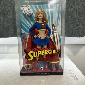 Muñeca Barbie Coleccionista DC Supergirl Etiqueta Plateada 2008 Mattel NUEVA EN CAJA Como Nueva - Imagen 1 de 4
