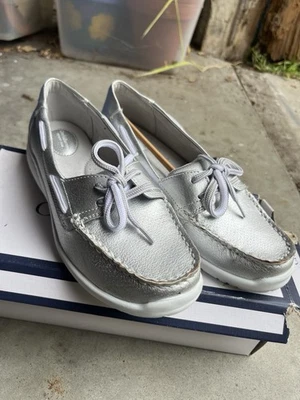 Zapatos de barco Croft & Barrow para mujer talla 7,5 M - mocasines cómodos sin cordones de cuero plateado Foto 1 de 4
