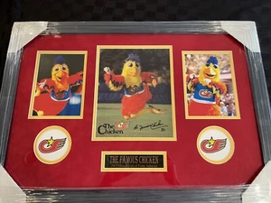 The FAMOUS CHICKEN 2005 HOF INDUCTEE SIGNED FRAMED PHOTO 26x18 AUTHENTIC Auto. - Bild 1 von 2