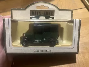 LLEDO DAYS GONE CLASSIC 1933 DARK GREEN AUSTIN TAXI REF 47005 - Picture 1 of 2