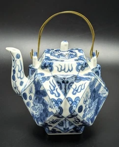Vintage chinesische geometrische Teekanne blau und weiß Drachen - Bild 1 von 6