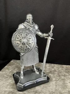 Escultura de caballero con escudo. Hecho de resina. "7"" de alto" - Imagen 1 de 8