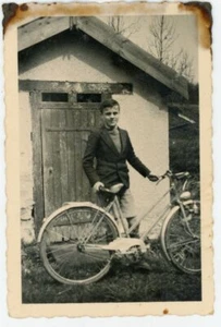 Photo vintage photographie SNAPSHOT 1949, un garçon pose avec un vélo ancien - Picture 1 of 2