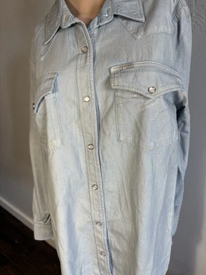 Camisa vaquera encerada a presión Lee para mujer talla mediana. Foto 1 de 4