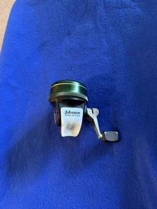 Mulinello da Pesca Vintage Johnson Modello 710B Faccia Chiusa Spin Cast - Foto 1 di 5