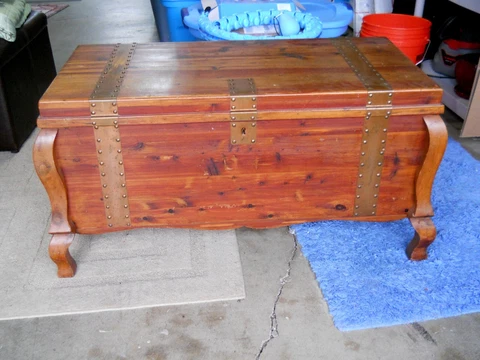 ANTIQUE VINTAGE CEDAR HOPE CHEST ~ HIGGINS MANUFACTURING CO.  ~ PICK UP ONLY Cover